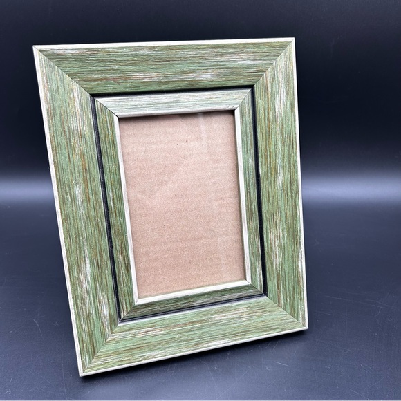 Frame made of Recycled Materials Green 7.5” x 9.5” - Picture 1 of 6